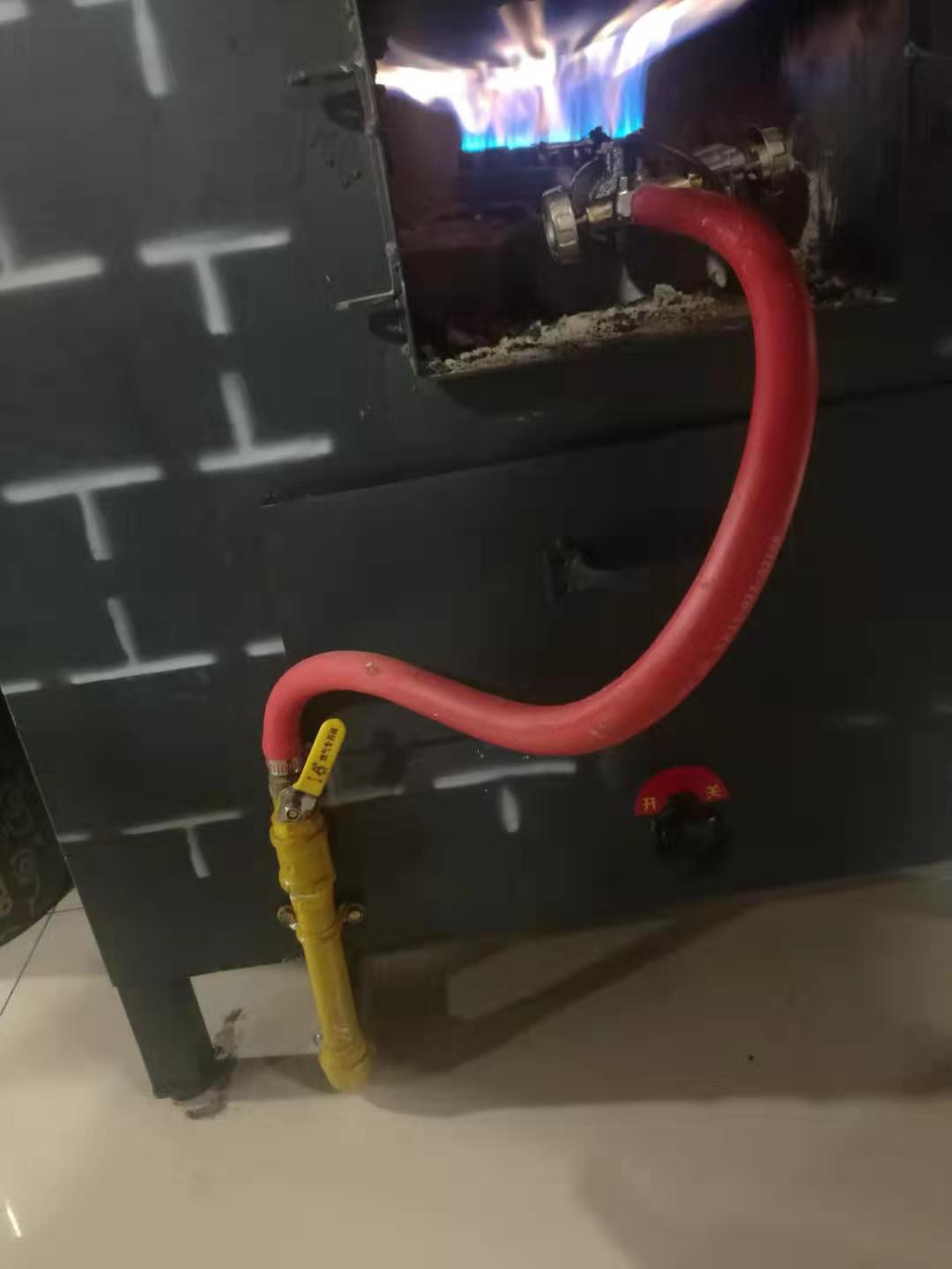 用大鍋臺烹飪美食的時(shí)候怎么去燒火呢？